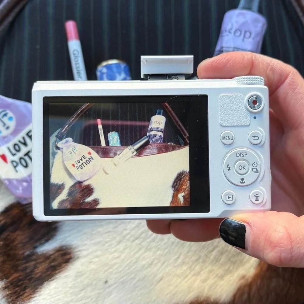 Samsung White Digital Camera with Black Lens